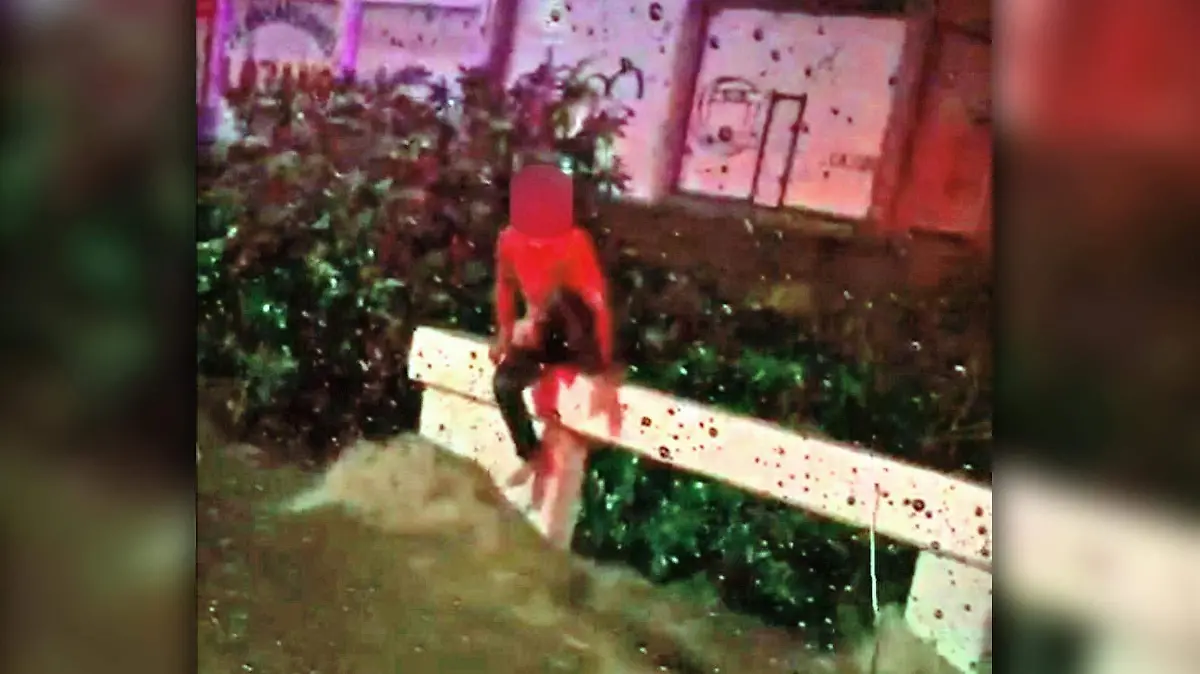 joven atrapado en la lluvia